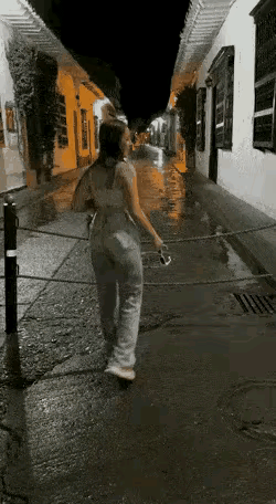 这一跳不得了了，门牙两个可能都没有了。