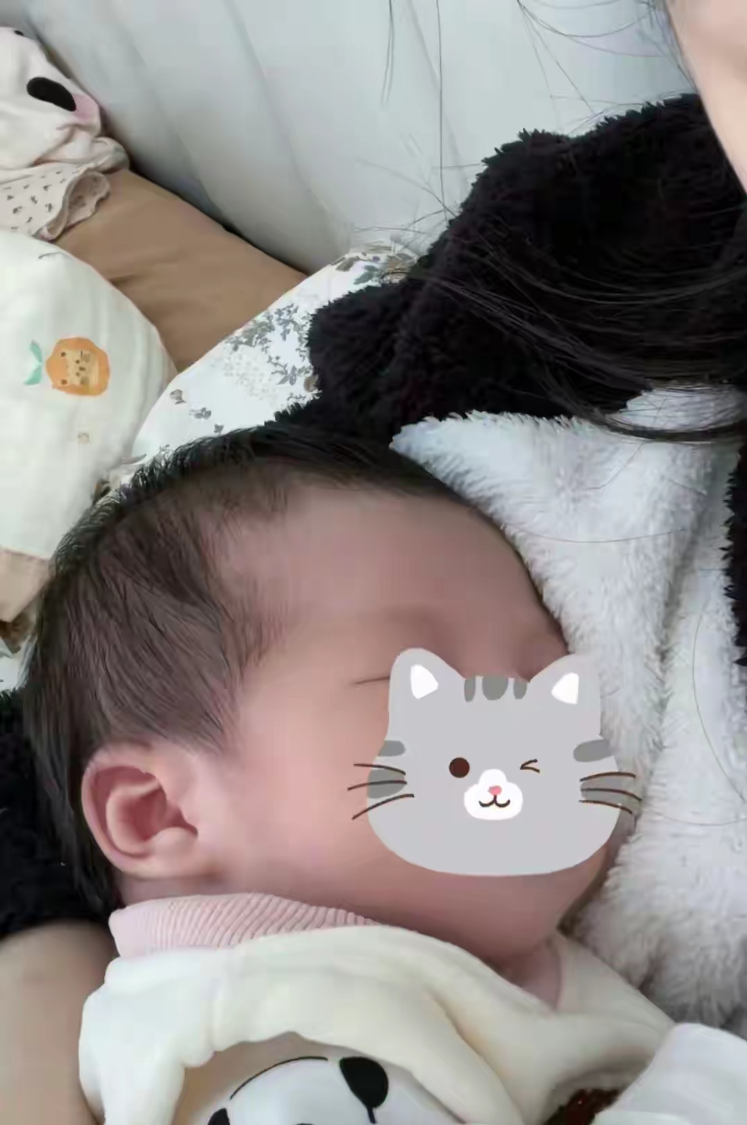  童锦程孩子妈医疗记录被曝产检等医疗记录意外卷入舆论，叠加抚养费拉锯与人设崩塌争