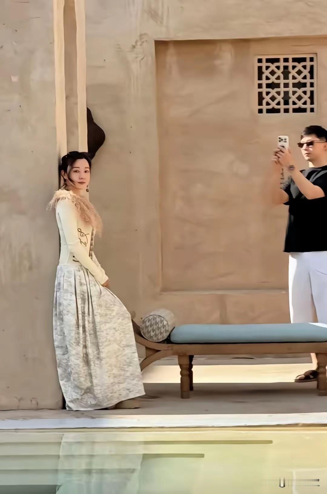 破案了！夏露去迪拜拍照，龙队全程跟着！

不得不说，
龙队眼光真好，
夏露无论是