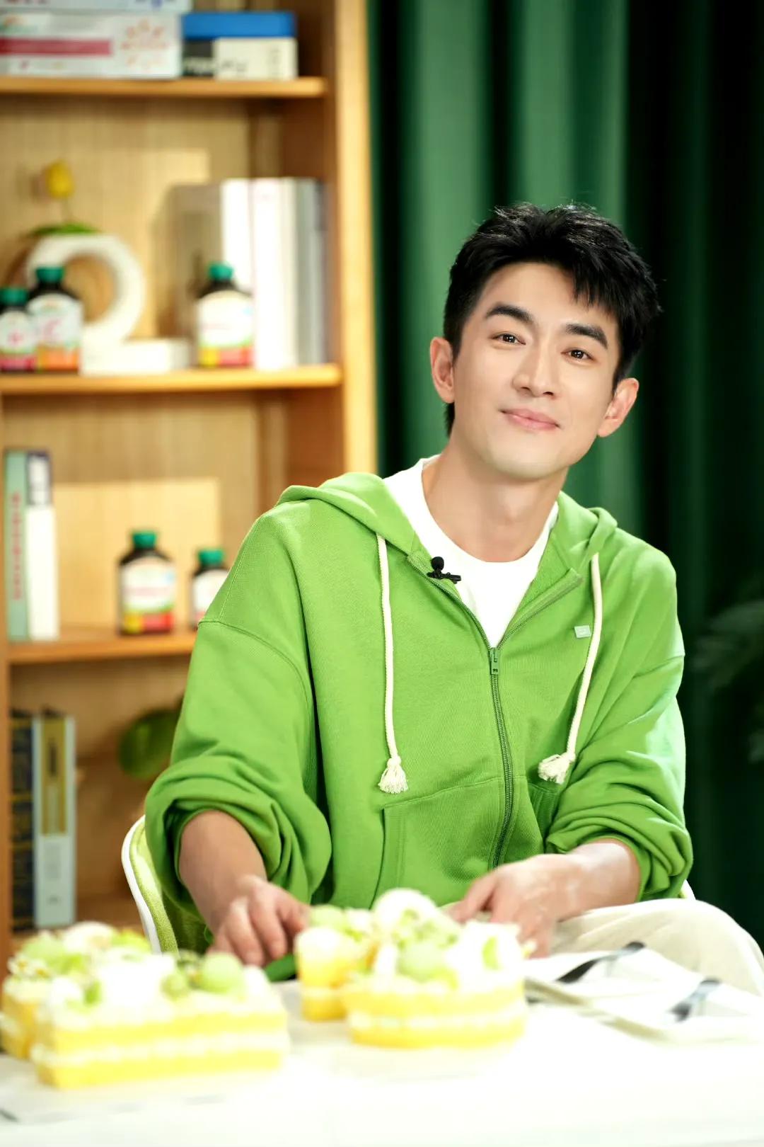 林更新健美生直播工作室出图有！「健康派对，清爽翻倍！记录工作中的 Boss」[大