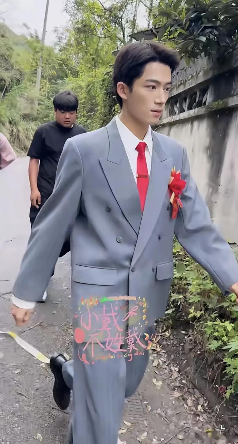 王星越还挺适合这种造型，蛮接地气的。 ​​​