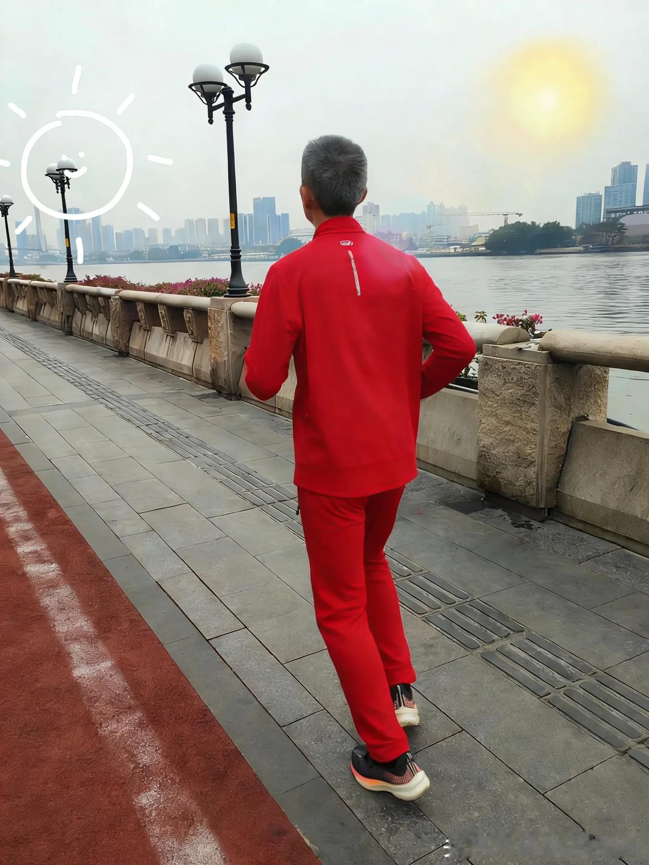 慢跑，无疑是一项高效的有氧运动。它能更好地增强心肺功能，促进血液循环，帮助控制体