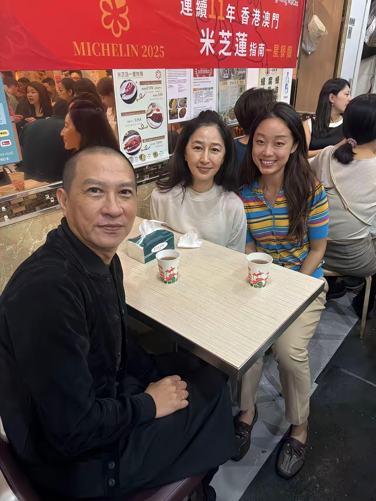 香港的明星确实比较亲民！
香港的市民经常都能在饭店、公园、地铁遇到某位香港明星，