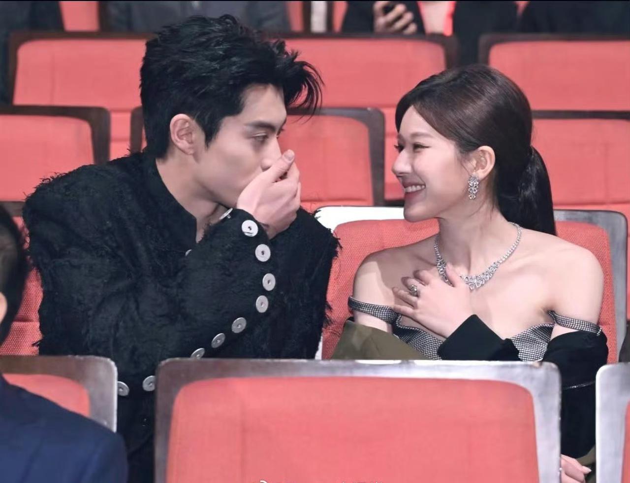 王鹤棣：哎，我刚看到咱俩的CP名叫“棣思内虞”，还开了超话，这名字也太有才了吧。