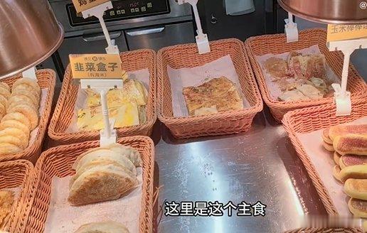 张泽禹哈尔滨打卡东北盒饭张泽禹打卡东北盒饭这画面也太有烟火气了果然家乡味最香 
