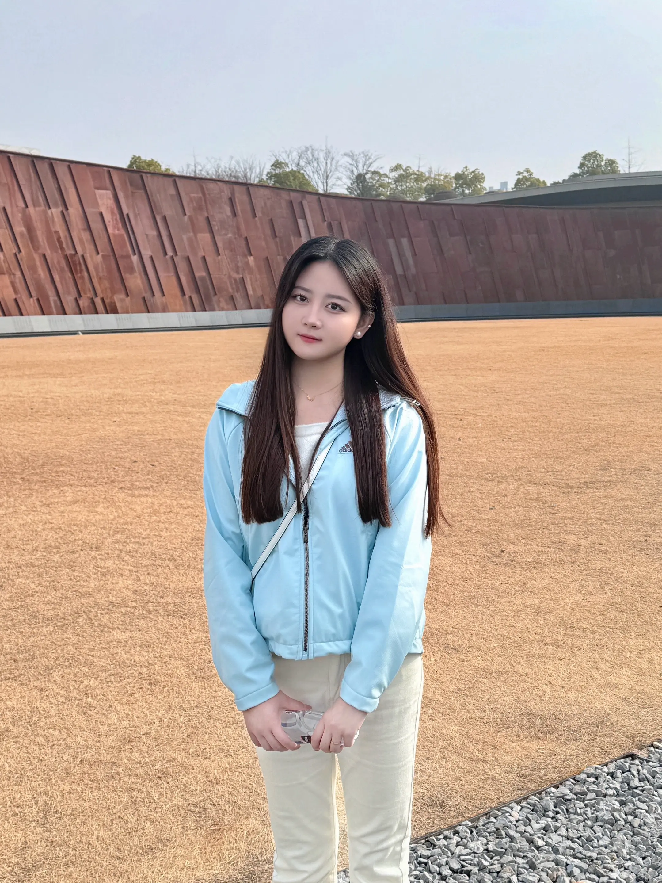 是玫瑰是松柏是荆棘，是她想成为的任何样子。