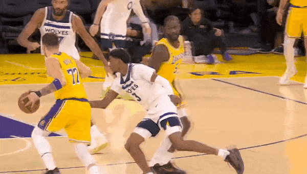 军训时刻！东契奇单挑戈贝尔轻松抛投得分！
在今天NBA常规赛湖人对阵森林狼的第三