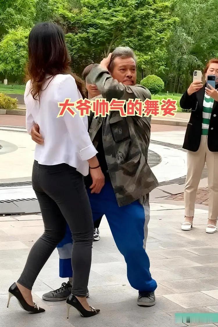 公园有偿伴舞悄然走红：大妈明码标价陪舞，大爷退休金买单，有人追捧也存争议
 
如