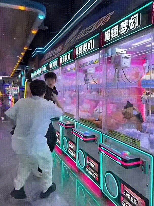 林诗栋的体能教练分享全运趣事，
当石头一下抓了2个娃娃后，
这孩子瞬间就不淡定了