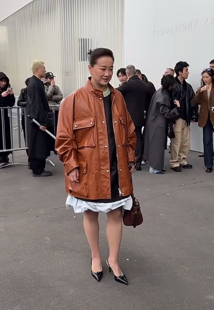 这是贾玲？怎么整个人气质都变了，看起来也凶凶的，怎么回事？她之前看起来好亲和的 