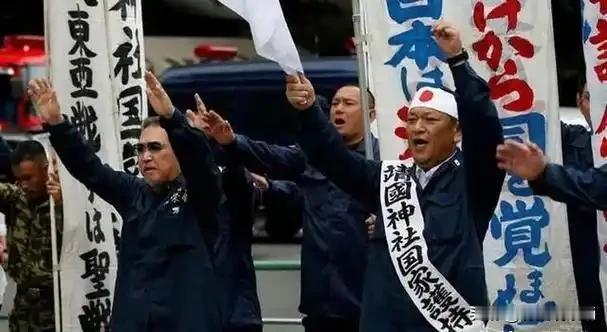 在日本人眼里，日本侵华是中国的错，是我们抹黑他们，南京大屠杀是没有发生的，旅顺屠