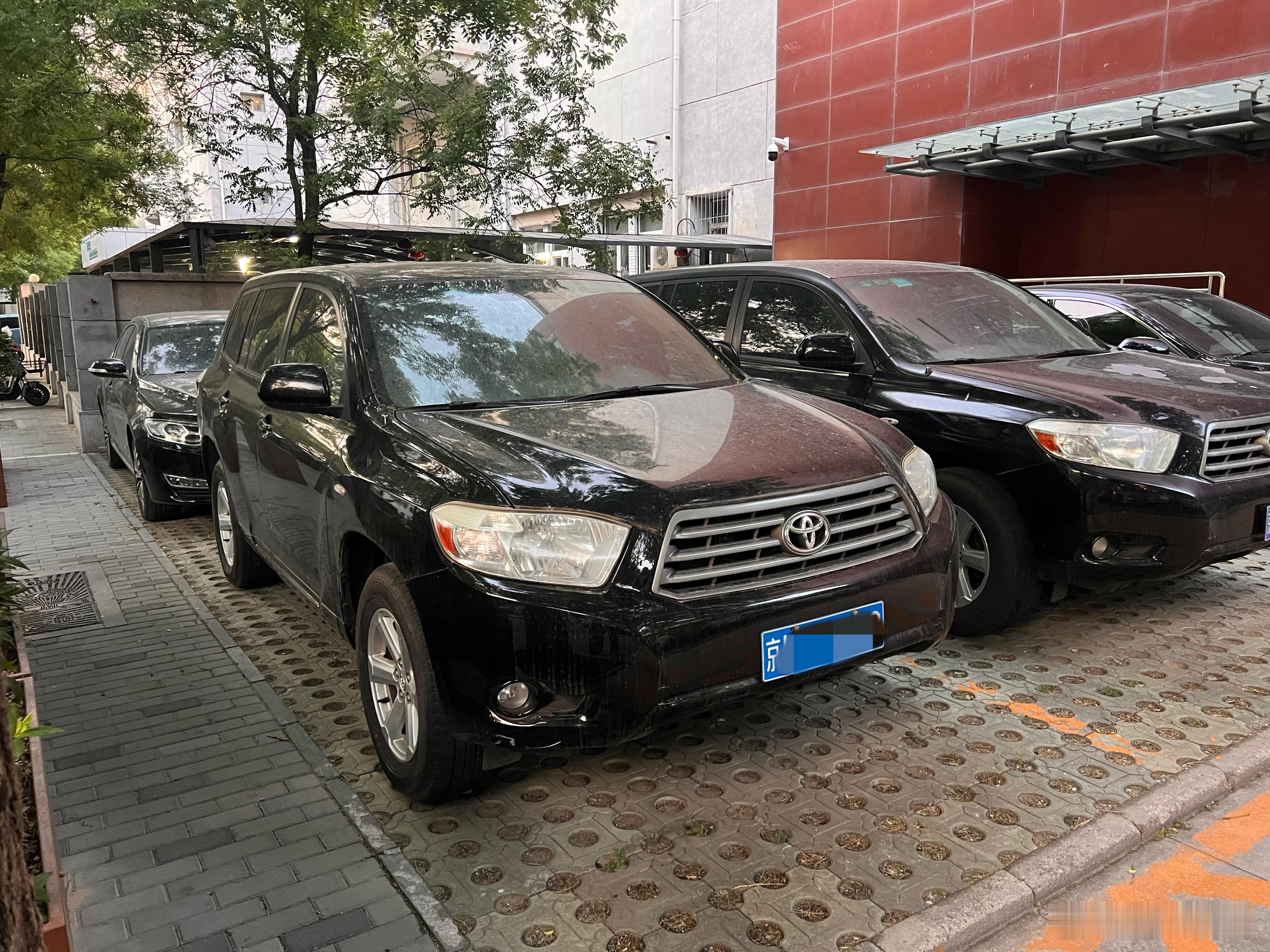 当年的狠角色——毫不起眼的丰田丐版汉兰达but是3.5 V6四驱的……在当年堪称