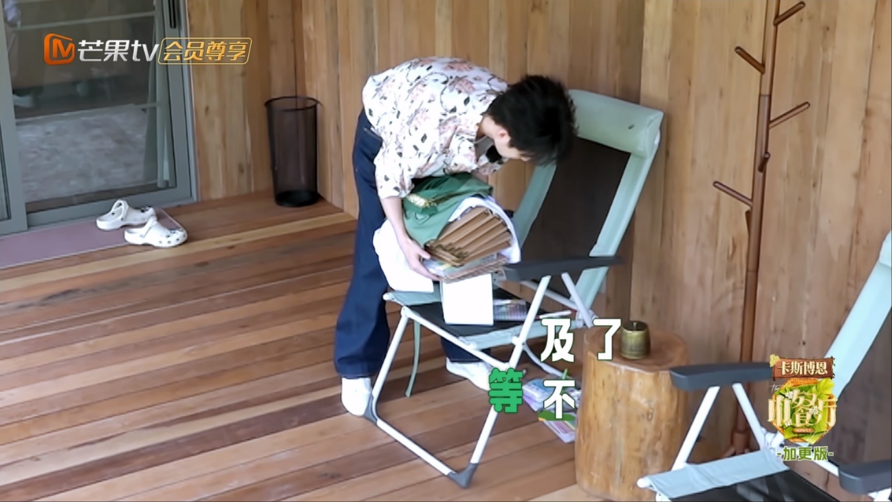 看这么多菜单和画笔以及桌子上的一堆照片残渣，俊凯这是把没做完的菜单带回去自己做了