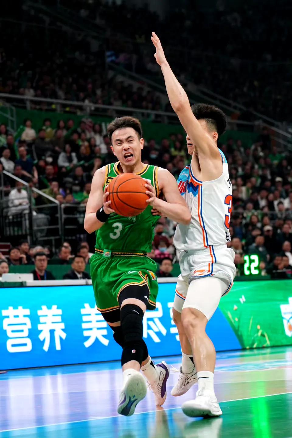 辽宁以105 - 96战胜新疆，赵继伟拿下16分、10次助攻以及6次抢断，劳森斩