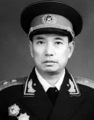 1980年，广州军区司令员吴克华给詹才芳打去电话，工作人员顺口答了一句“詹司令在
