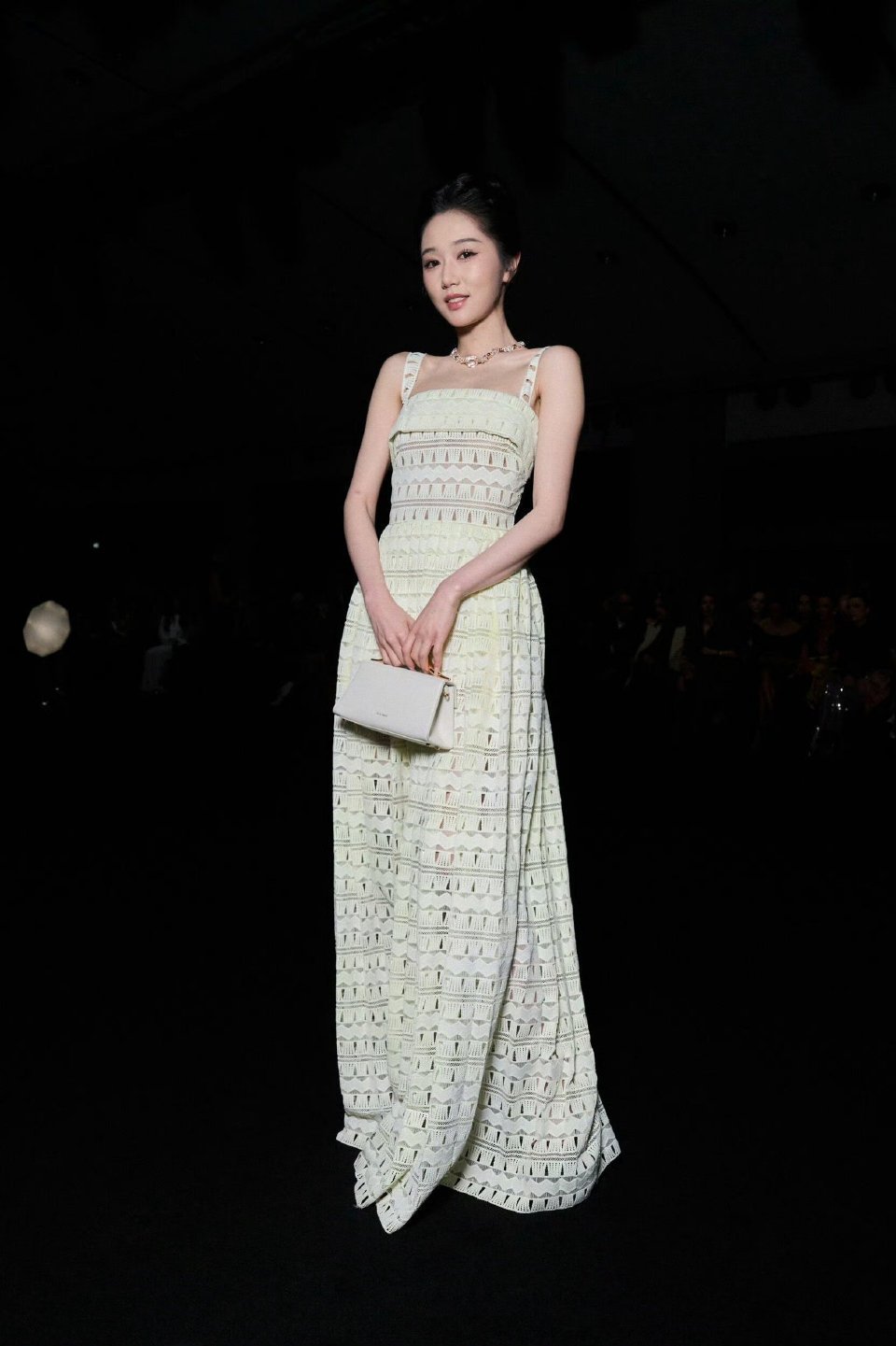 外媒镜头下的岳雨婷 岳雨婷亮相ES秋冬大秀，清冷气质自带高级感，完美驾驭外媒高清