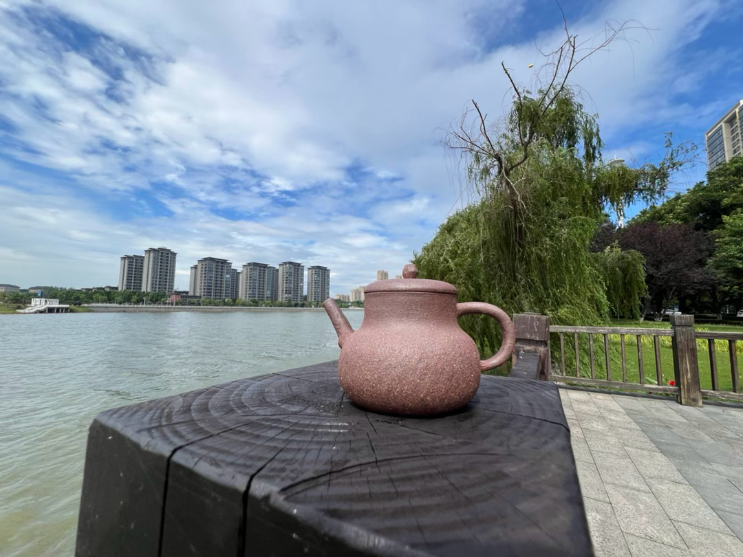 早晨，我在大溪河畔吹吹风，听公园里的老人谈论广西、湖北的灾情，诉说过往亲历的苦难