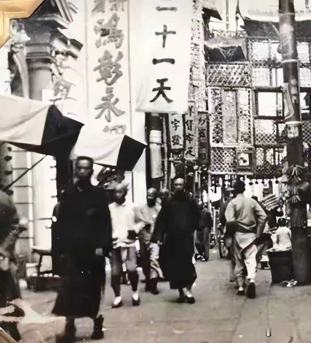 1927年汉口街市老照片解读这张黑白照片拍摄于1927年汉口，记录民国初年汉口繁