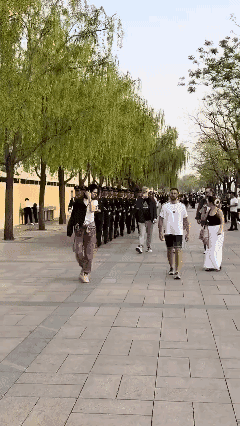 先往后瞅了一眼，还不让路，就是故意的！😡😡😡