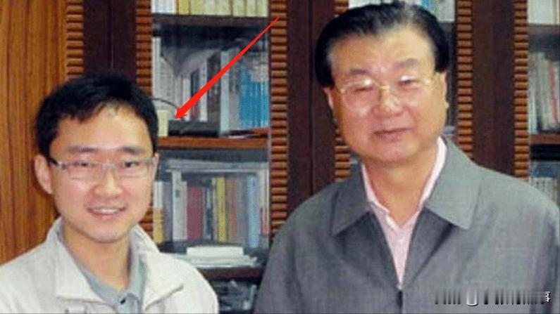 2009年，一位四川考生的高考作文因为字迹无法辨认，特地请来了专家，经过鉴定，确