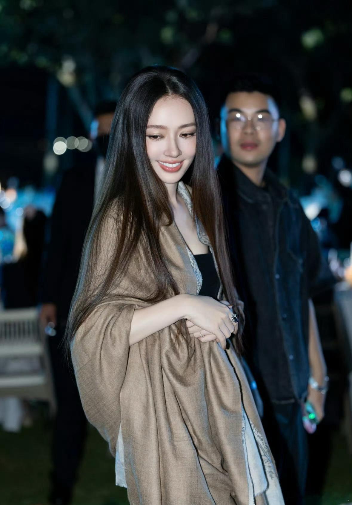 郭碧婷黑直长发惊艳所有人！她去参加活动，梳着过肩长发，漂亮又动人，如同少女般清纯