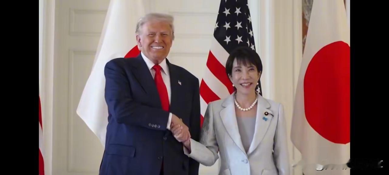 两个不正经的首相会面了:
特朗普遇到投怀送抱的女首相了。近日特朗普和日本新上任的