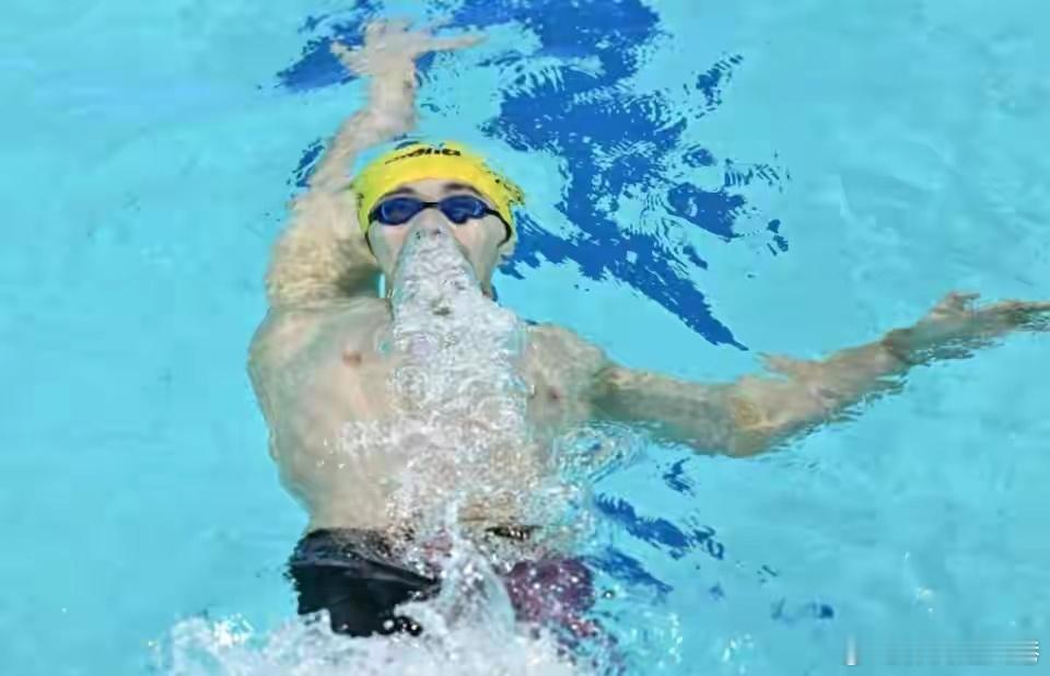 全运会男子50米仰泳决赛，来自浙江的徐嘉余优势明显，最终以24秒40获得了金牌，