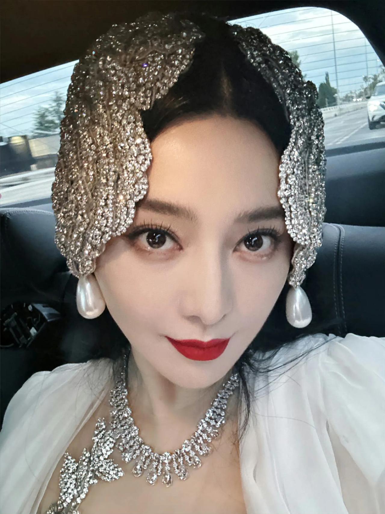 戛纳红毯女王非锁姐莫属，除了腰稍微粗了点外，其他无可挑剔、堪称完美。

网友：
