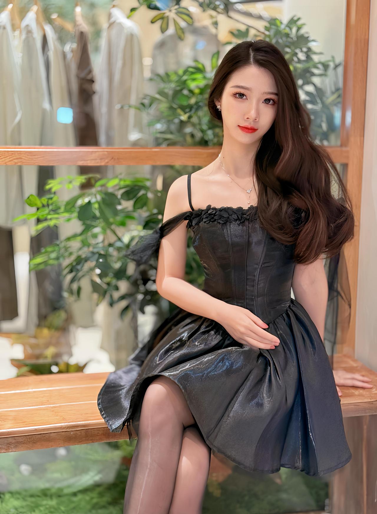 小黑裙是暗夜里的优雅诗行，以丝缎的光泽与网纱的朦胧，在时光里写就浪漫篇章，每一次