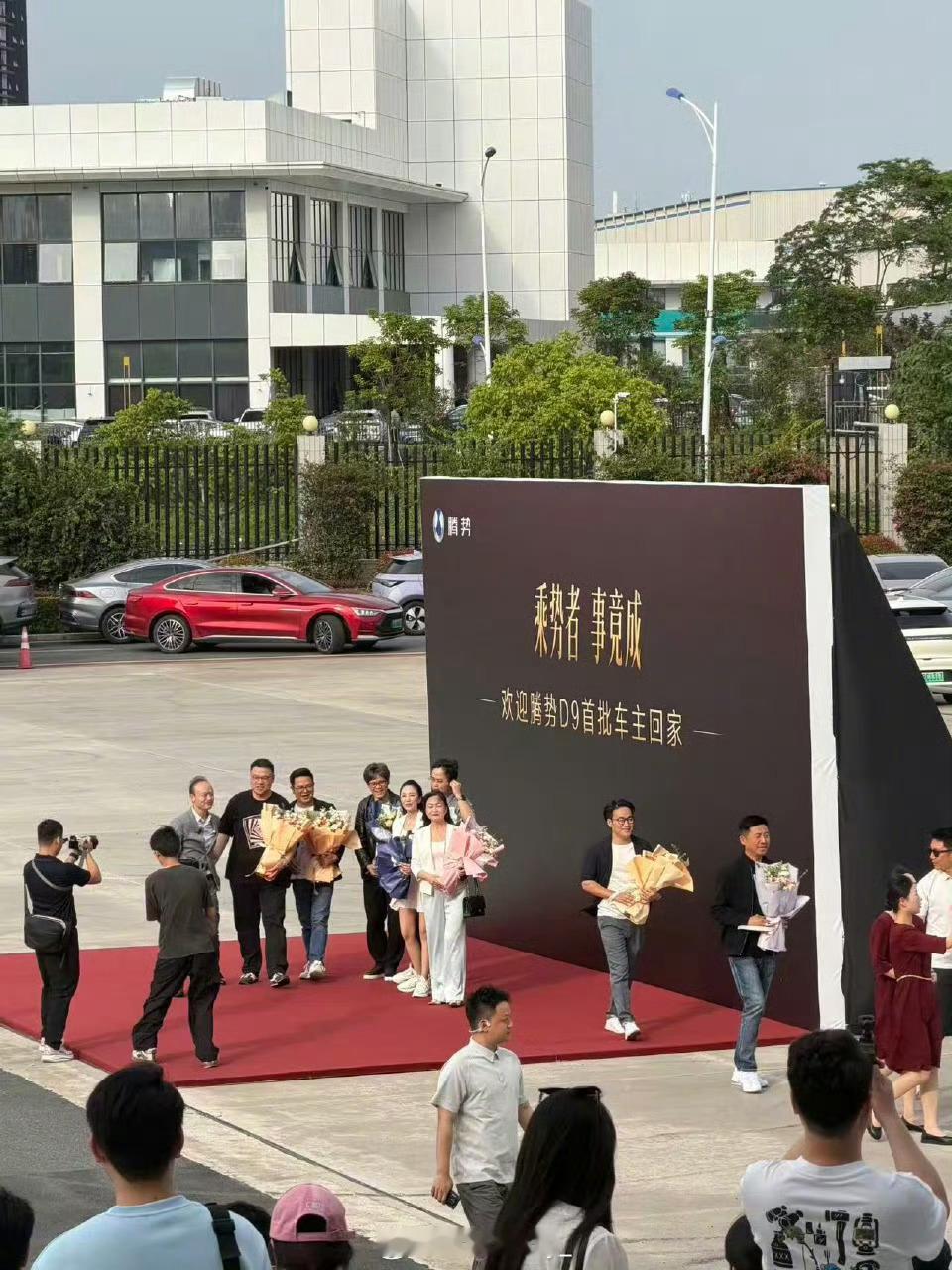 腾势D9把老车主宠上天了4月27日，第二代腾势D9正式迎来上市发布，腾势以满满诚