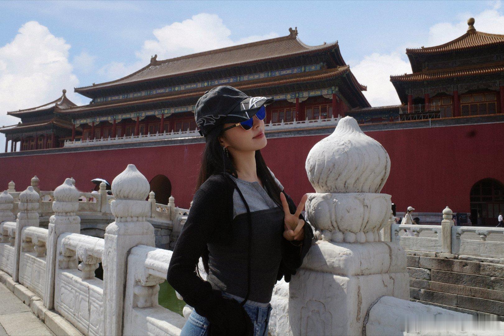 蔡依林打卡故宫  故宫游客照get✅！一边逛一边听讲解，Mommy对历史的好奇心
