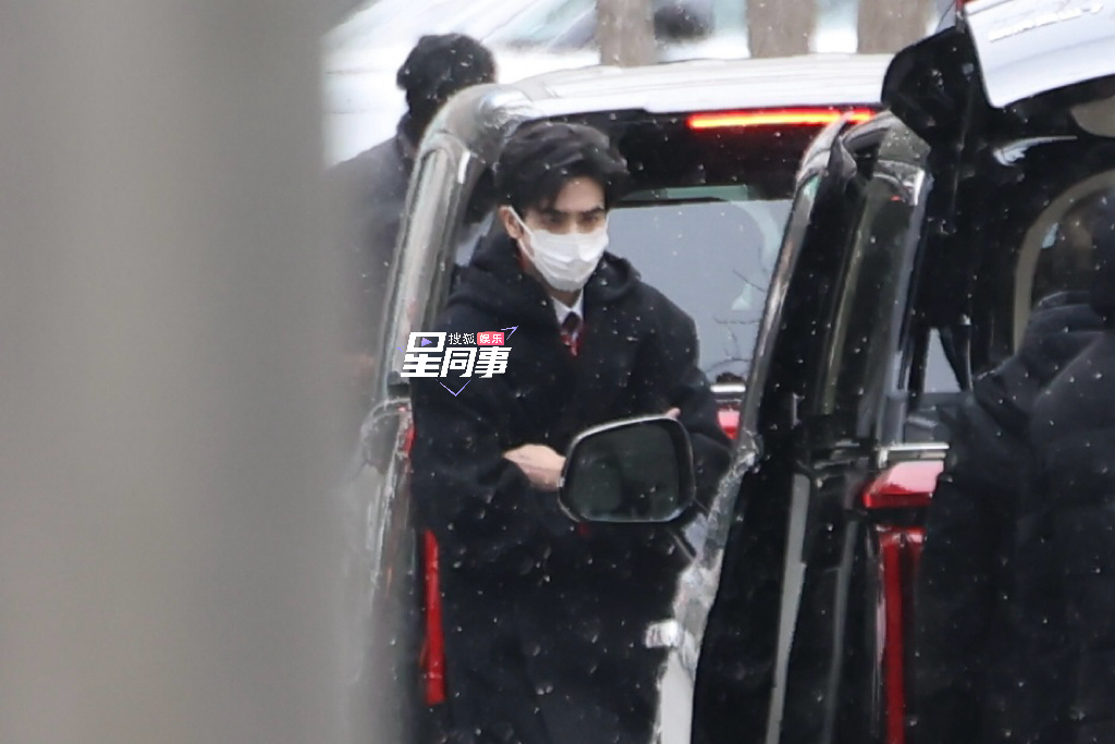 宋威龙现身央视春晚联排雪中龙龙依旧帅气宋威龙马年央视春晚首次联排2026央视春晚