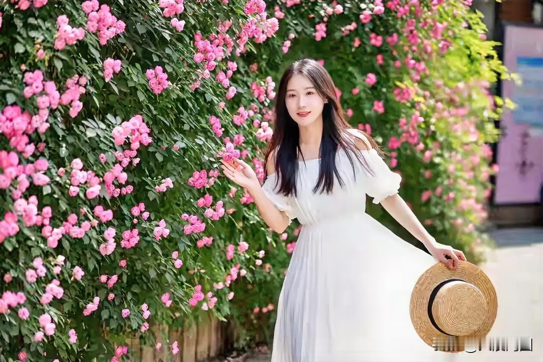 阳光下的浪漫时光，粉花与白裙的完美搭配🌸👗