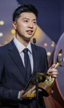 祝贺马龙获得杰出运动生涯奖！
在颁奖礼上，龙队一身西装，非常精神帅气，一段流利的