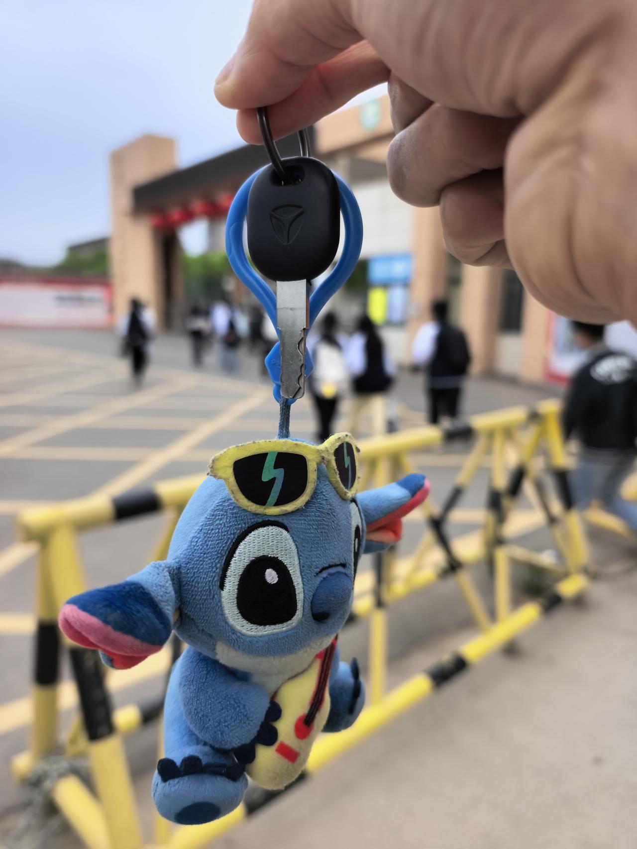 40多分钟前，在鄢陵一高门口东30米附近，捡到一把电车钥匙。

问旁边两个摆摊儿