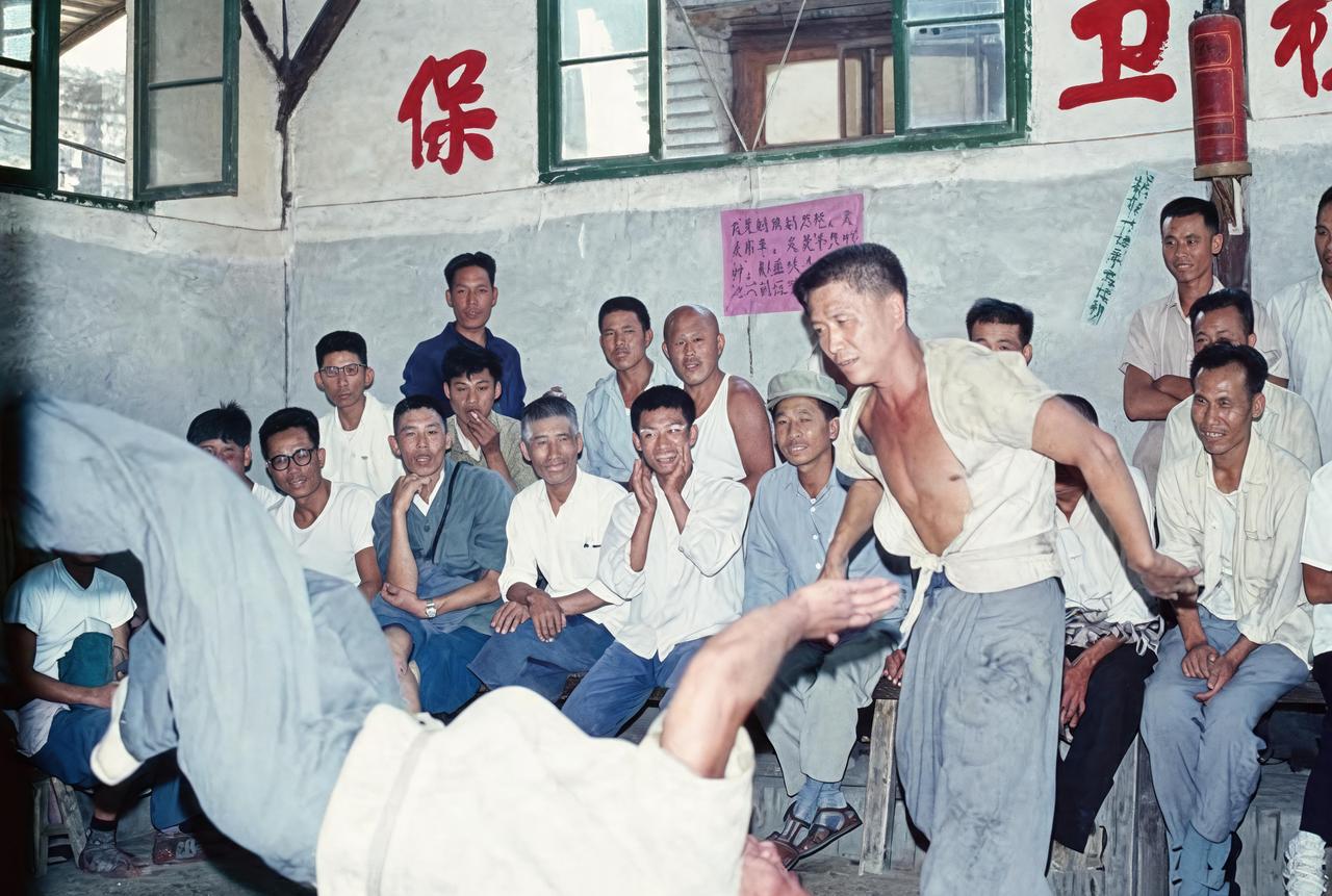 这是民间艺人在天桥表演各自的绝技。民国初年，北京天桥已是京城知名的市民休闲胜地，