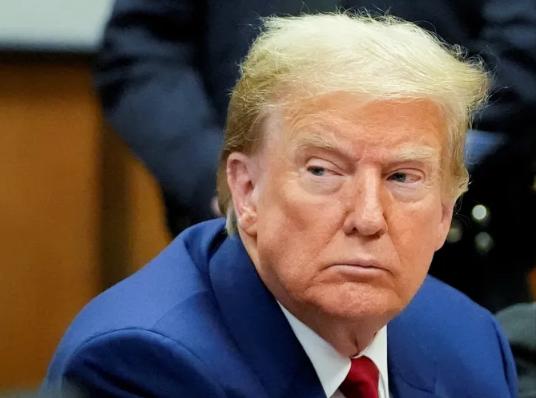 特朗普傻眼了！就在他出售武器装备给台湾，中国首次以“武力”威慑美国，中国公开表态