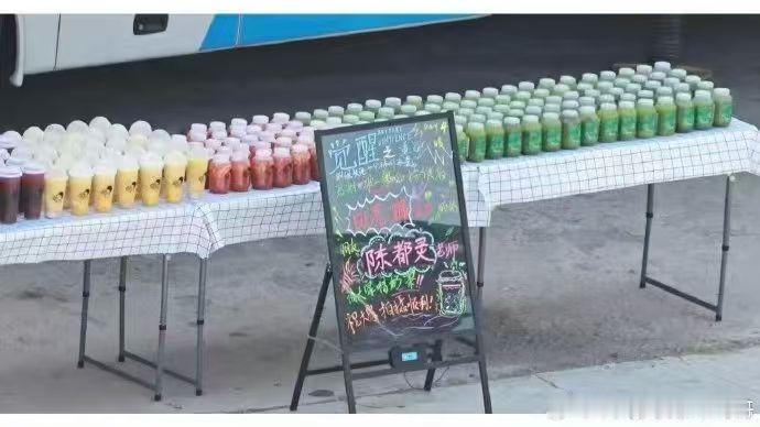 陈都灵请田嘉瑞觉醒剧组喝奶茶啦！ 