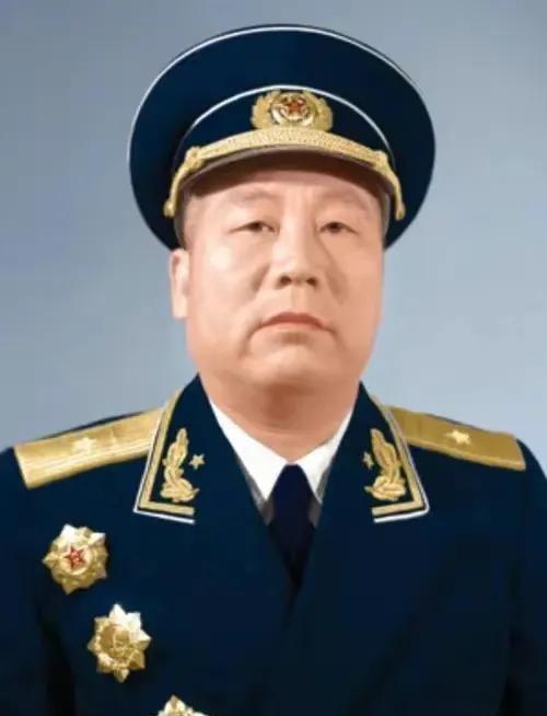 曾克林过关后苏军拒绝提供物资，却靠一口气喝下12杯酒换得整整12座仓库
1945