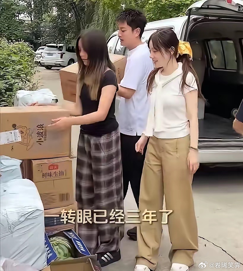 贾乃亮和前妻李小璐女儿甜馨一起做公益9.9号甜馨发视频说，妈妈李小璐已经坚持帮扶