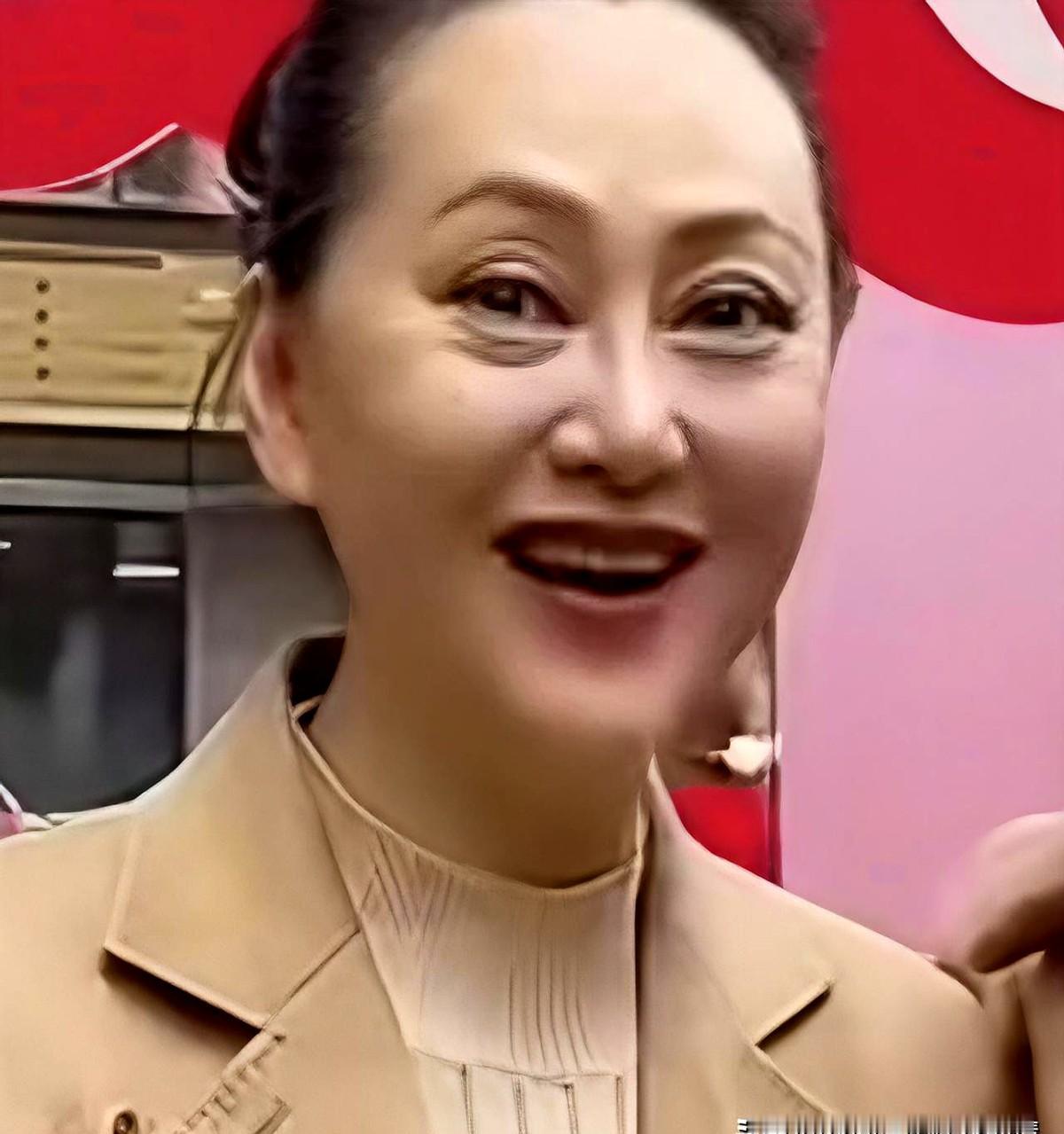 当年被嫌太妖，宋佳这脸放现在就是高级脸。
那会儿80年代，流行的是自然美，宋佳顶