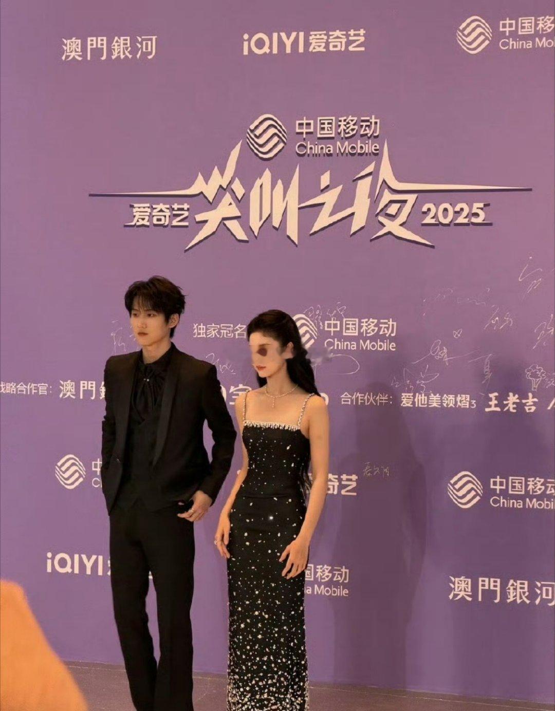 周柯宇周柯宇红毯最快换装 谁能比周柯宇更懂红毯赶场！几分钟搞定西装换装，两场红毯