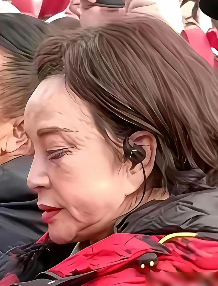 刘晓庆75岁的无美颜生图，最近刷爆全网！
眼角皱纹堆得明显，颈纹深得扎眼，素颜