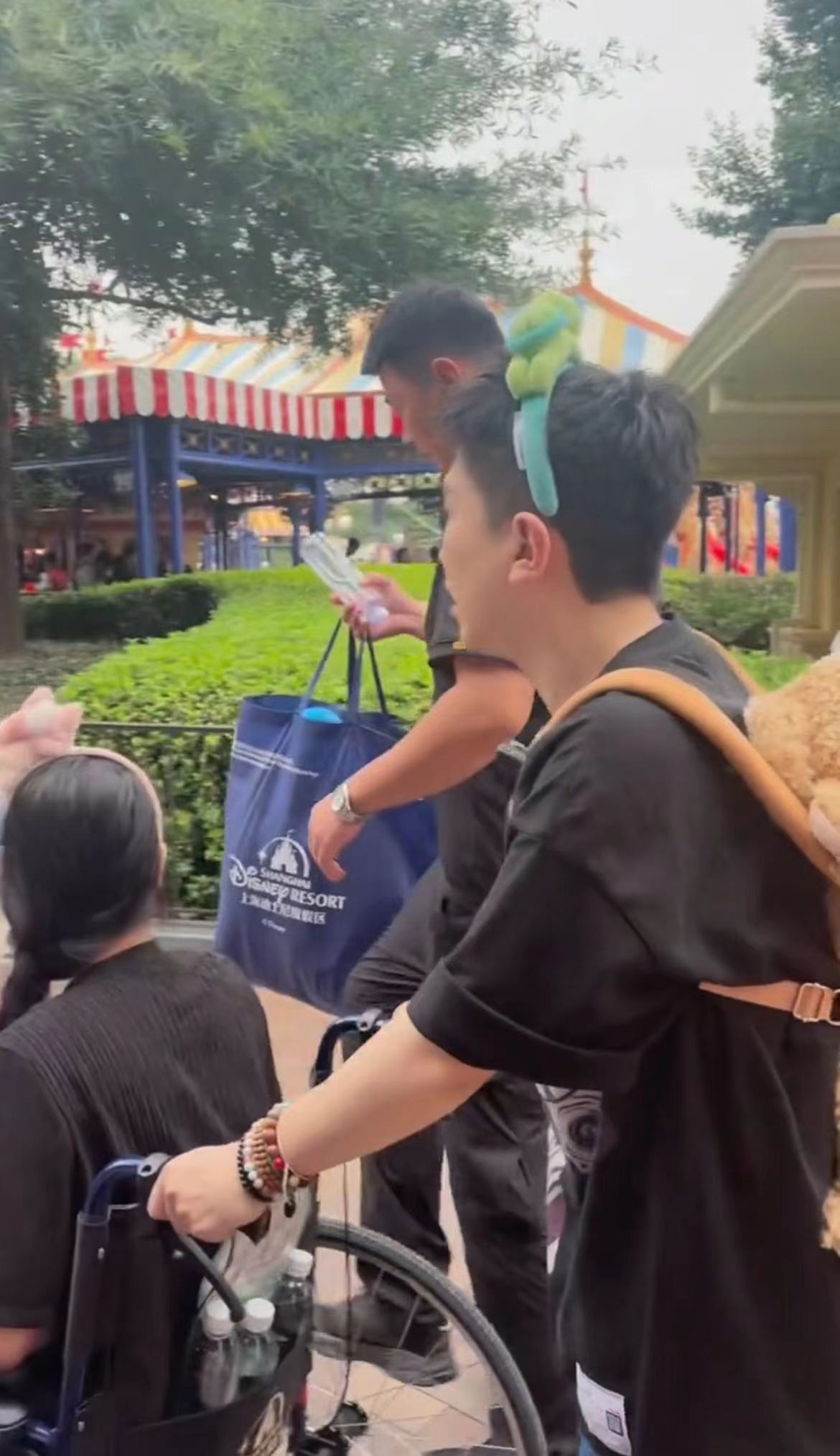 #张大大人群中一眼认出粉丝# 原来全世界都在偶遇张大大，迪士尼的路透来了！大家都