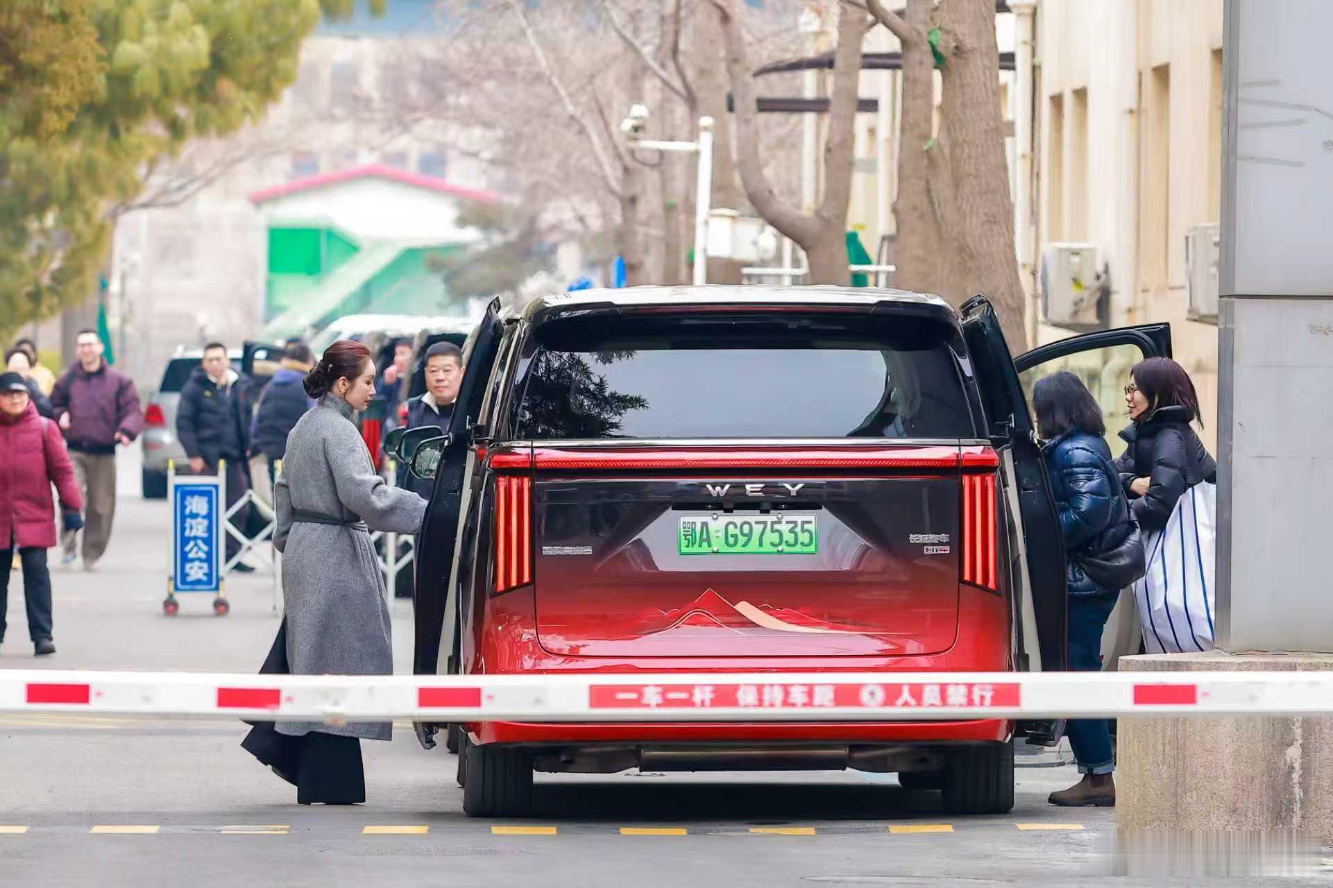 我看到了秦海璐、阿如那、阿娇、沙溢……以及魏牌高山8，这什么活动？电车同学随便聊