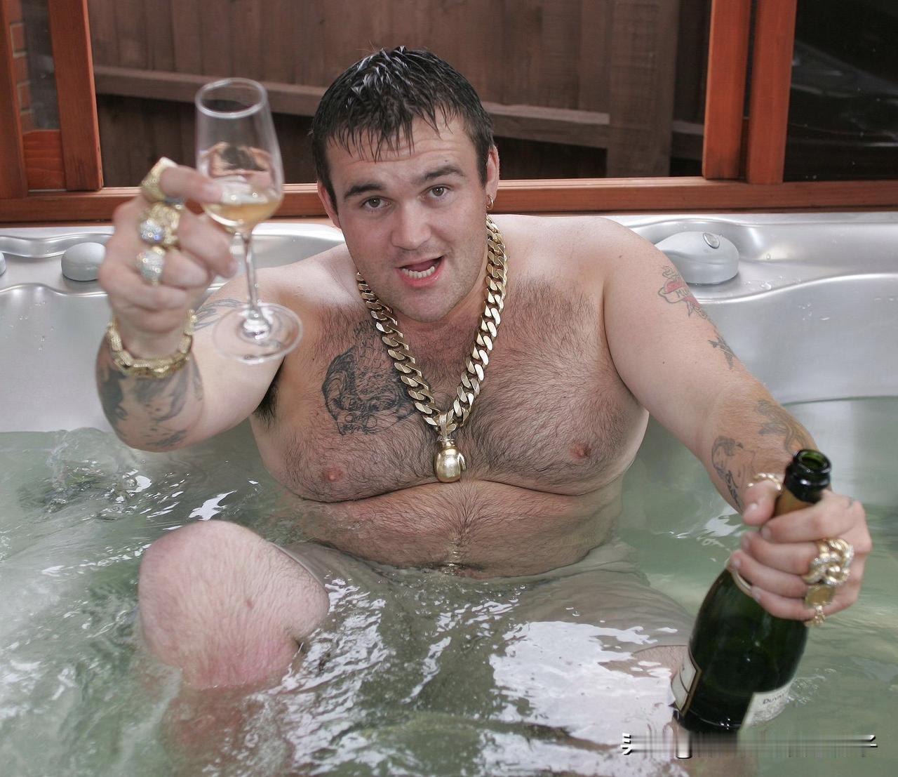 2002年，一名19岁的英国垃圾工中了970万英镑的彩票。结果呢？他把钱全部挥霍