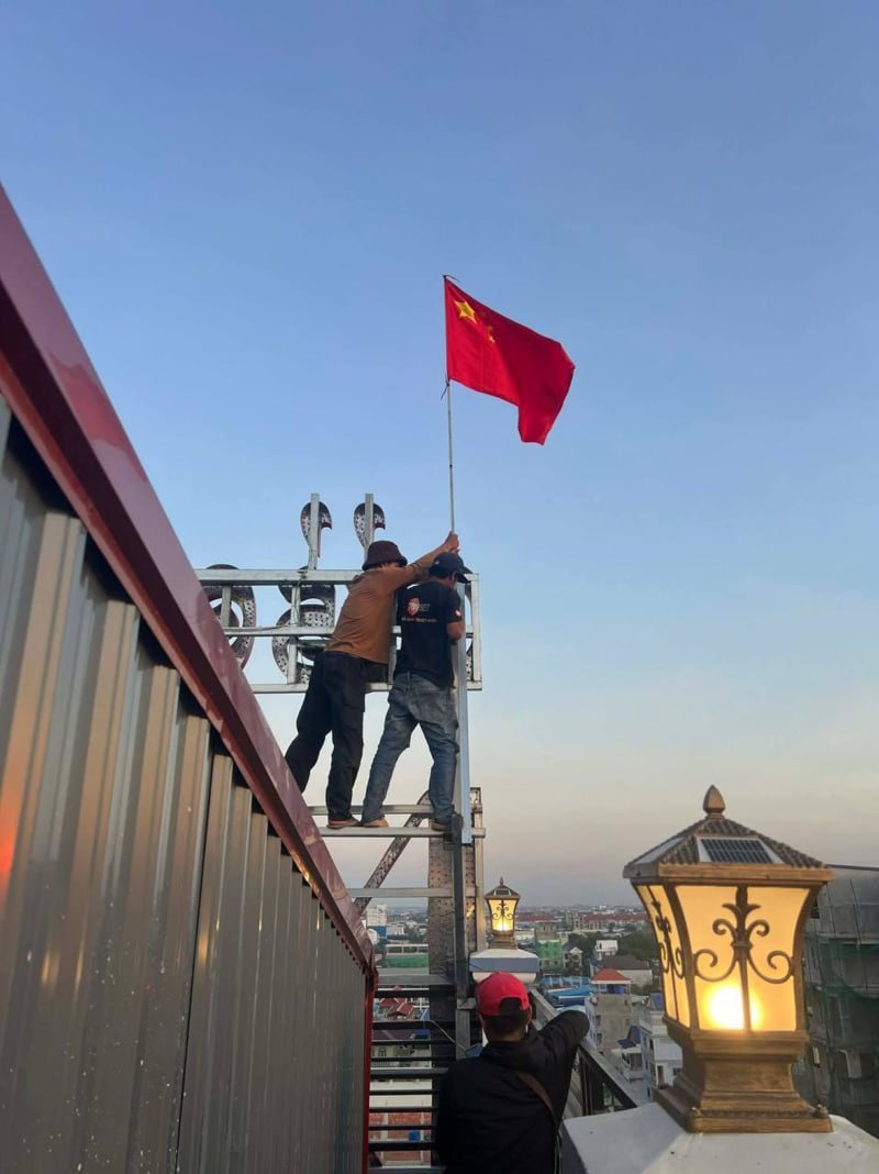 泰国自媒体“陆军军事力量”发布视频和照片称，波贝的许多建筑物上插上了中国国旗。该