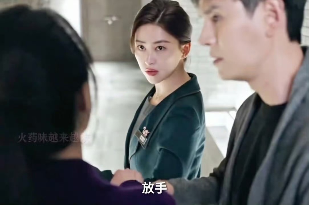 经超新剧一声妈换两巴掌经超角色处理感情一塌糊涂，混乱场面喊妈解围，反被两巴掌教训