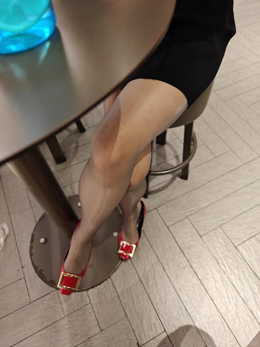 优雅红鞋，尽显女性魅力！👠✨分享今天的感受 黑色衣服怎么搭配才好看? 黑色服装