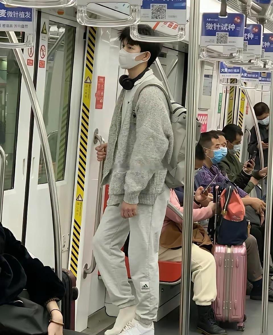 这男孩子经历了什么，丢了一只鞋不说，还是内增高，这腿走路已经不稳了！ 